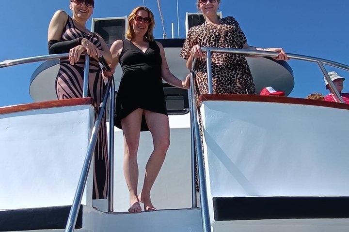 APHRODITE II -LAZY DAY CRUISE-BLUE LAGOON,TURTLE COVE, with LUNCH