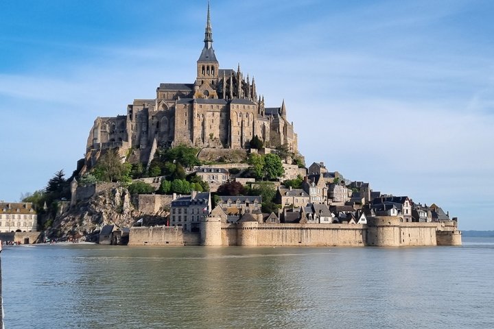 2 hour guided tour of Mont Saint Michel, abbey ticket included