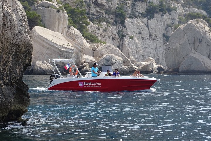 Beautiful boat tour in the Calanques with swimming