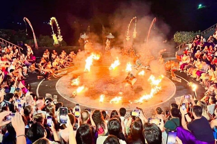 Private Uluwatu Temple and Kecak Fire Dance Evening Tour in Jimbaran Bay