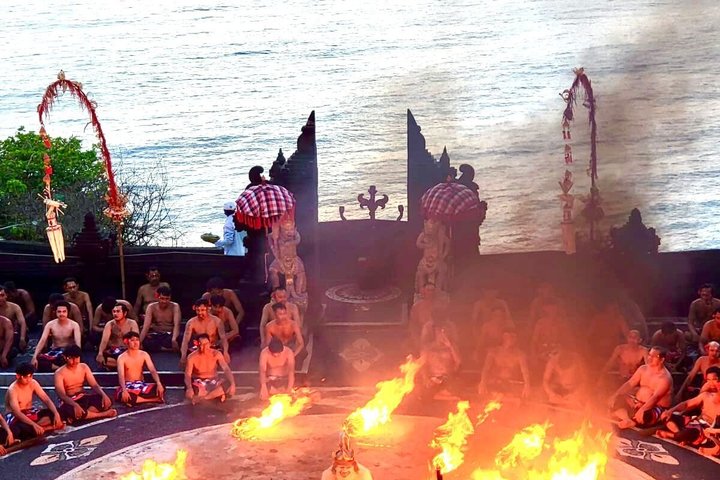 Private Uluwatu Temple and Kecak Fire Dance Evening Tour in Jimbaran Bay