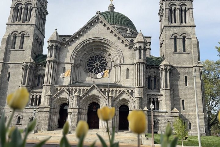 A Taste of Two Cities: St. Louis Food + History Walking Tour