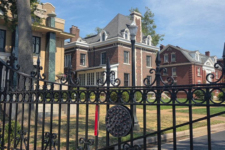 A Taste of Two Cities: St. Louis Food + History Walking Tour