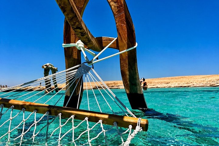 Hurghada: VIP Seafood Yacht to 3 Islands, Dolphins & Snorkeling