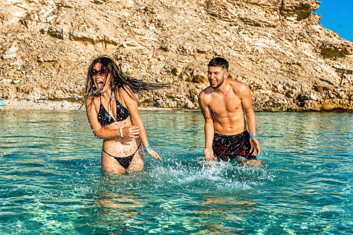 Hurghada: VIP Seafood Yacht to 3 Islands, Dolphins & Snorkeling