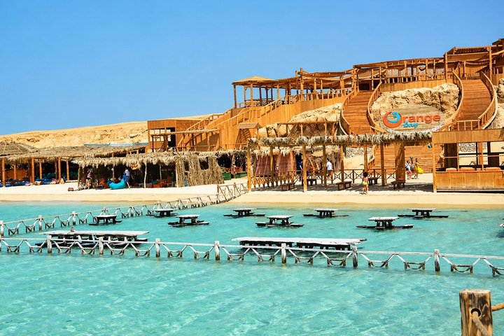 Hurghada: VIP Seafood Yacht to 3 Islands, Dolphins & Snorkeling