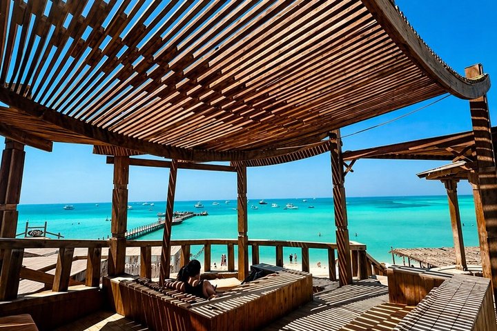 Hurghada: VIP Seafood Yacht to 3 Islands, Dolphins & Snorkeling