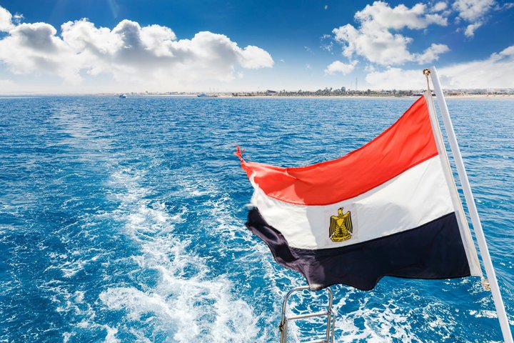 Hurghada: VIP Seafood Yacht to 3 Islands, Dolphins & Snorkeling