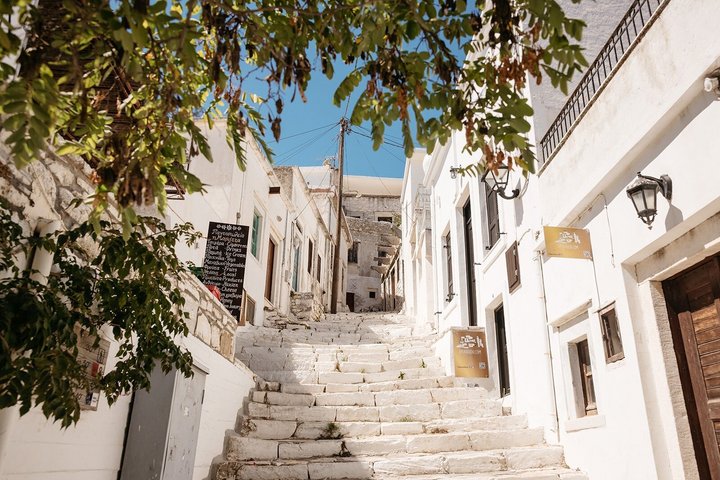 Naxos Highlights Bus Tour with Free Time for Lunch at Apeiranthos