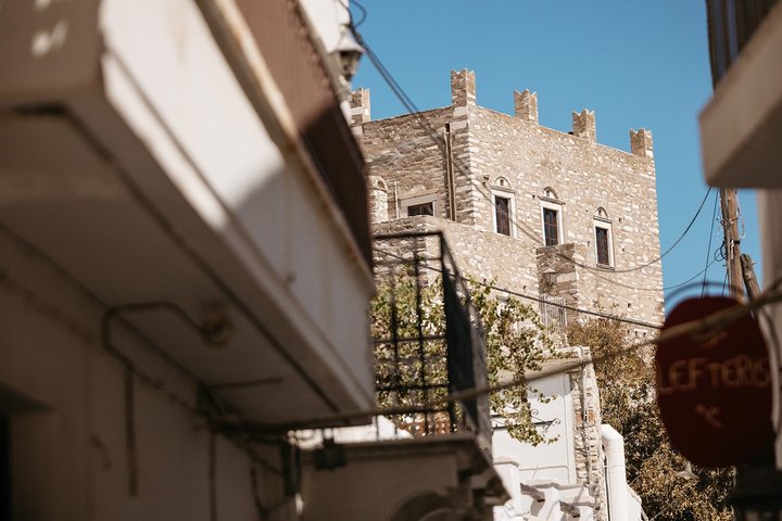 Naxos Highlights Bus Tour with Free Time for Lunch at Apeiranthos