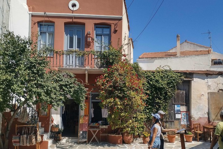 Naxos Highlights Bus Tour with Free Time for Lunch at Apeiranthos
