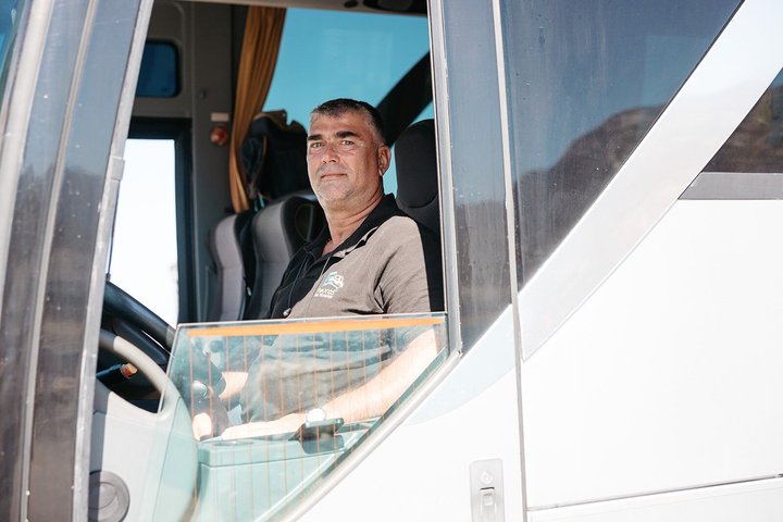 Naxos Highlights Bus Tour with Free Time for Lunch at Apeiranthos