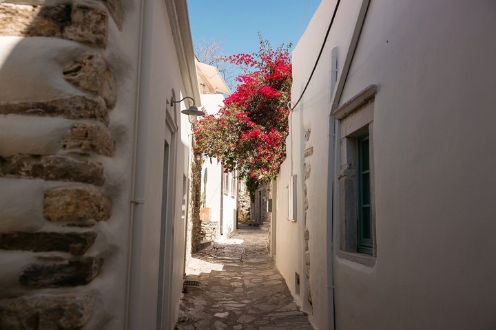 Naxos Highlights Bus Tour with Free Time for Lunch at Apeiranthos