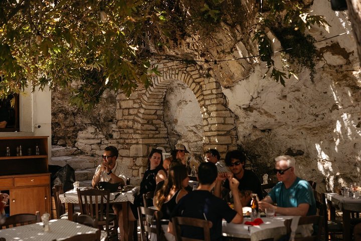 Naxos Highlights Bus Tour with Free Time for Lunch at Apeiranthos