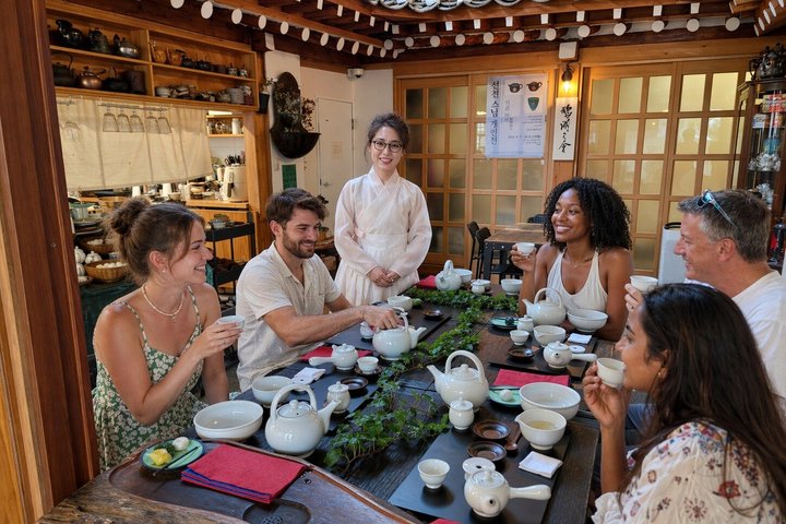 Small Group Seoul Highlight Tour opt. Hanbok & Tea Ceremony