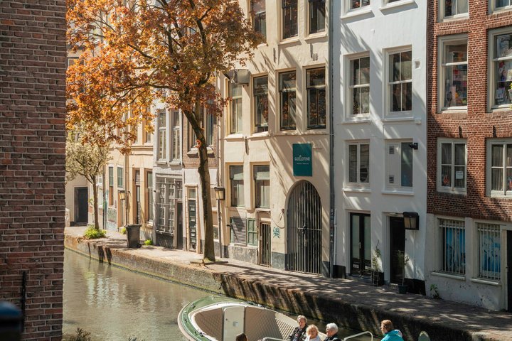 Utrecht Open Boat Canal Tour with Live Guide