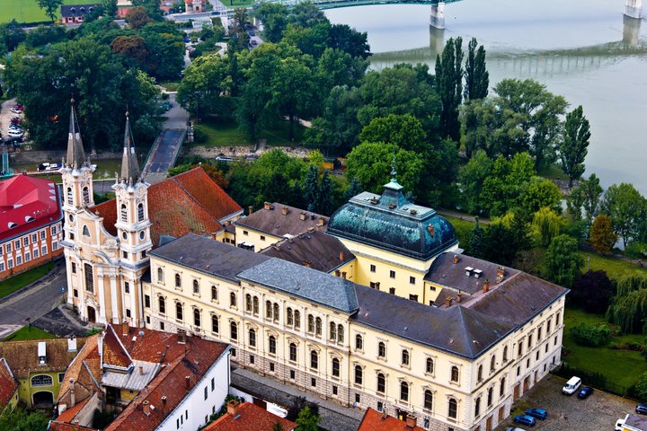 From Vienna to Hallstatt, Salzburg, Alps and Lakes Day Trip