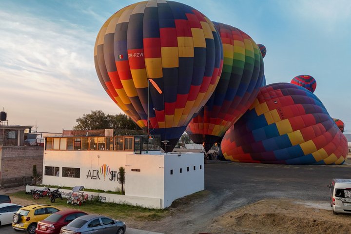Balloon flight + Grotto breakfast + Pyramids tour from Mexico City