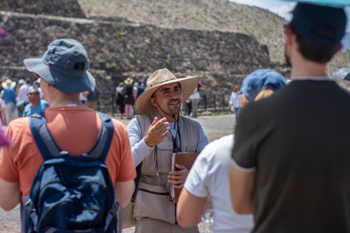 Balloon flight + Grotto breakfast + Pyramids tour from Mexico City