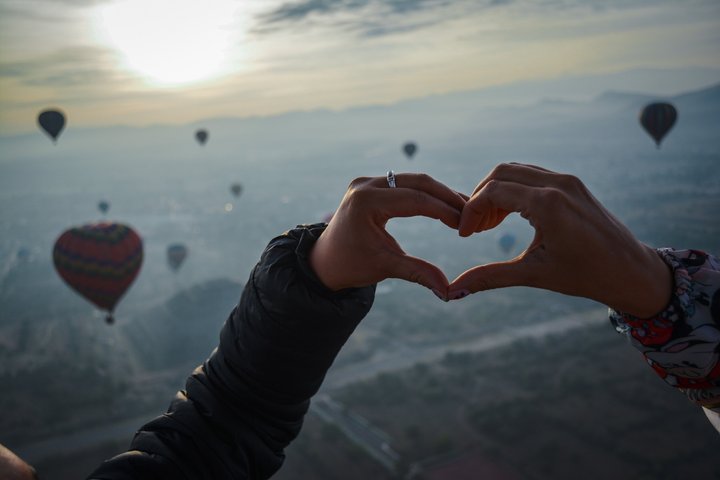 Balloon flight + Grotto breakfast + Pyramids tour from Mexico City