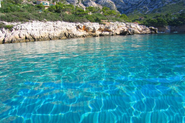 Beautiful boat tour in the Calanques with swimming