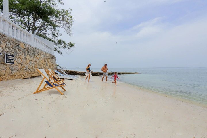 Full Day Tour of 5 Must-See Places in the Rosario Islands
