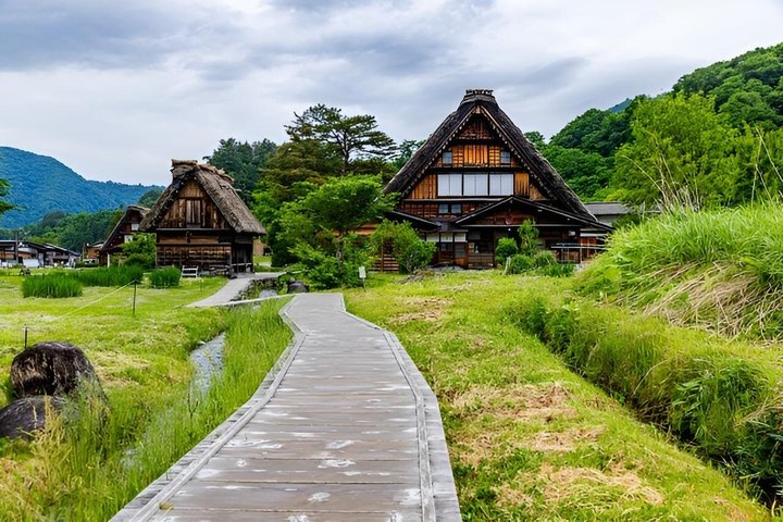 Shirakawago Private Day Trip from Takayama with Local Guide