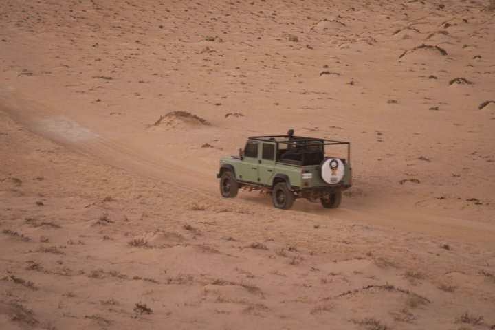 Safari Land Rover Vintage White Dunes Exploration and Sandboarding