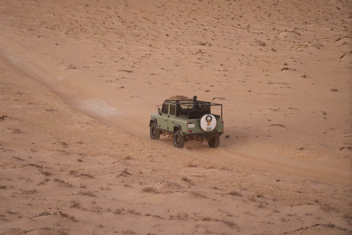 Safari Land Rover Vintage White Dunes Exploration and Sandboarding