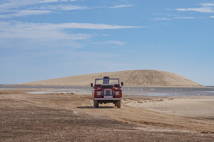 Safari Land Rover Vintage White Dunes Exploration and Sandboarding