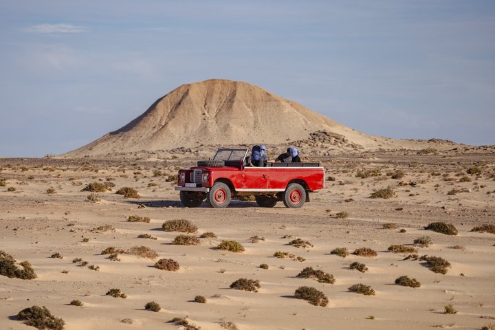 Safari Land Rover Vintage White Dunes Exploration and Sandboarding