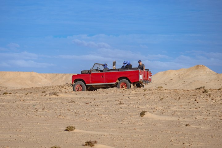 Safari Land Rover Vintage White Dunes Exploration and Sandboarding