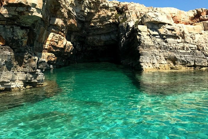 Medulin: All-Inclusive Pirate Boat Tour to Kamenjak Cave & Levan