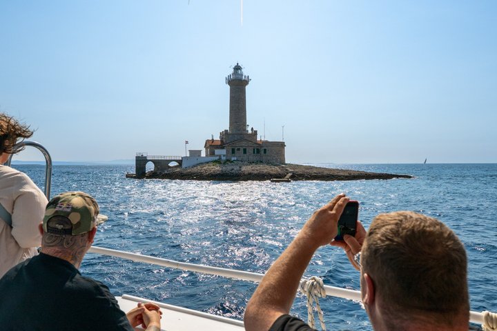 Medulin: All-Inclusive Pirate Boat Tour to Kamenjak Cave & Levan