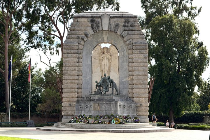 Adelaide Gems in a Day: Hahndorf, Glenelg Beach, City Tour 6.5hrs