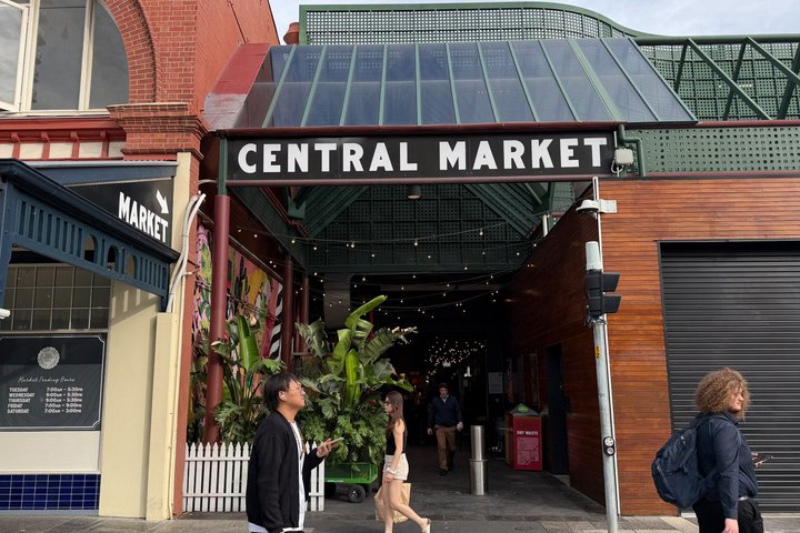 Adelaide Gems in a Day: Hahndorf, Glenelg Beach, City Tour 6.5hrs