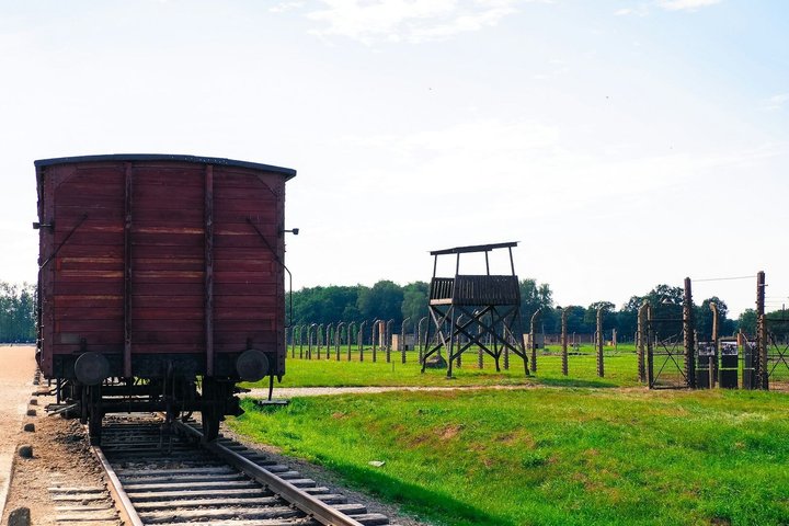 Oswiecim: Auschwitz Entry Reservation & Self-Guided Audio Tour