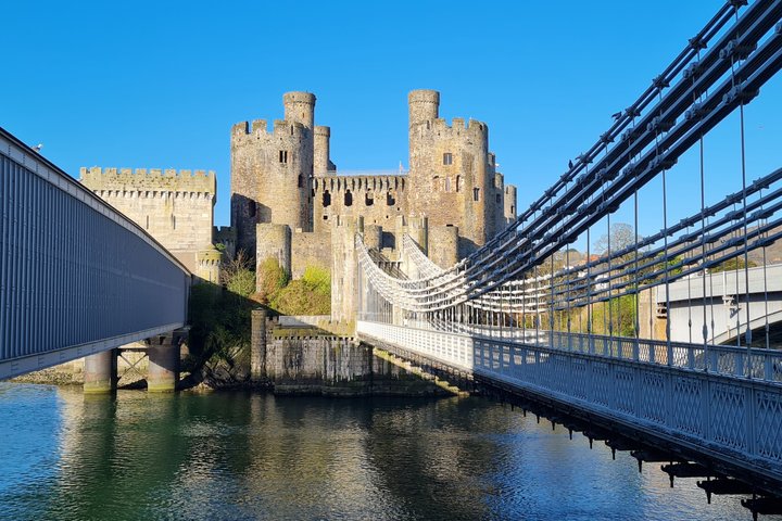 Conwy Town & Castle exterior open group tour with official guide