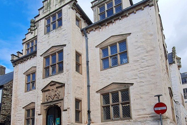 Conwy Town & Castle exterior open group tour with official guide
