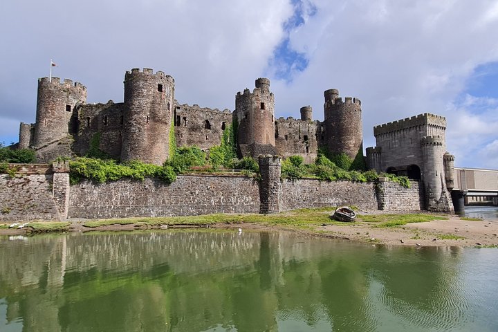 Conwy Town & Castle exterior open group tour with official guide
