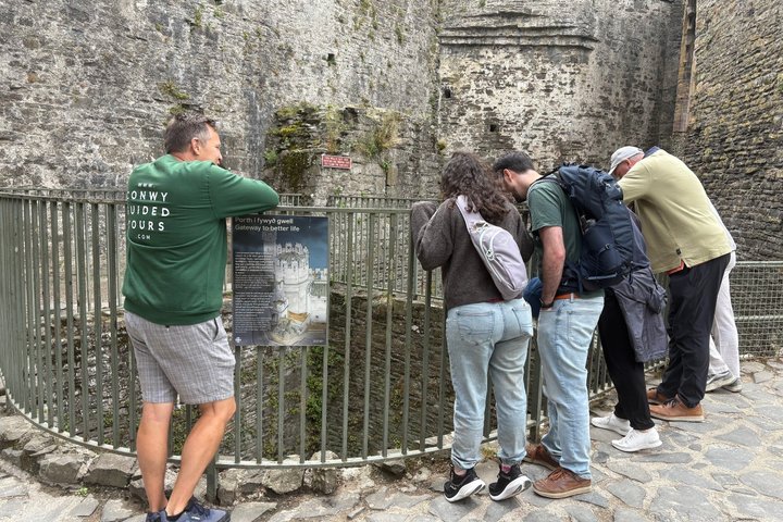 Open Group Guided Tour of Conwy Castle with an Official Guide