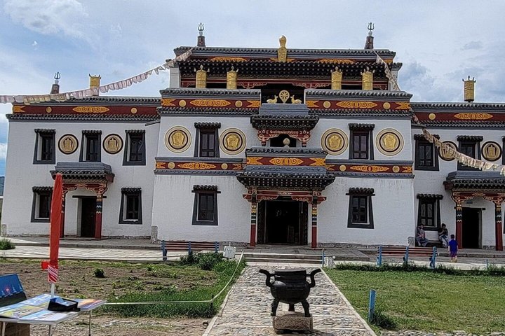 Semi Gobi / Kharkorum overnight trip (nomadic family stay)