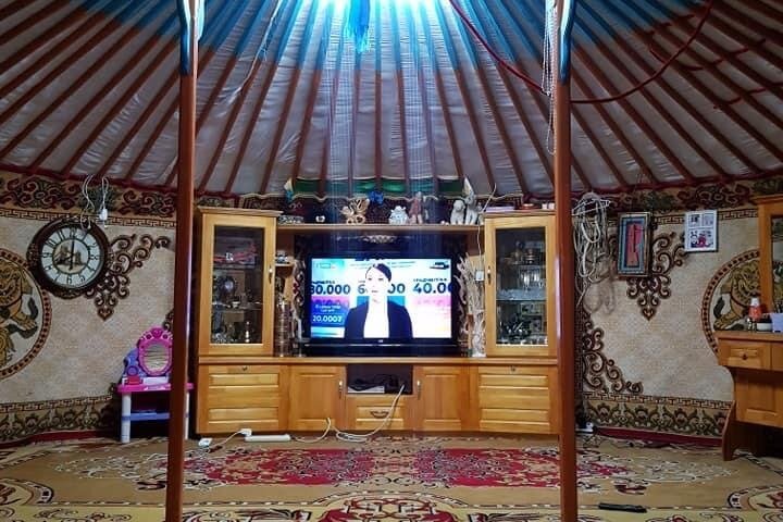 Semi Gobi / Kharkorum overnight trip (nomadic family stay)