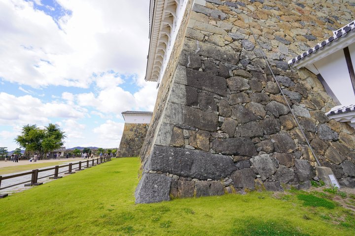 Himeji Castle Easy Bike Tour: Samurai History, Garden & Matcha