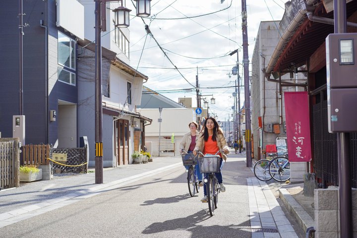 Himeji Castle Easy Bike Tour: Samurai History, Garden & Matcha