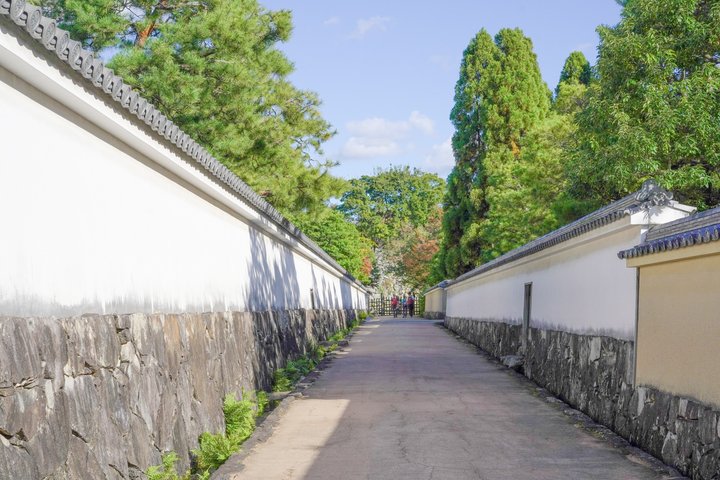 Himeji Castle Easy Bike Tour: Samurai History, Garden & Matcha