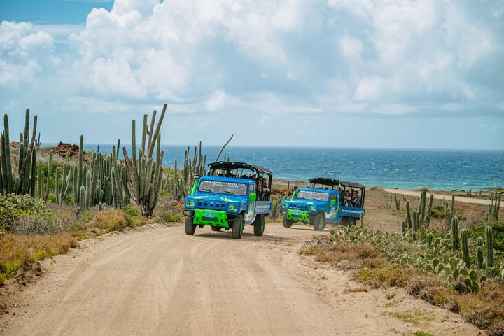 Aruba Jeep Tour: Natural Pool, Caves and Baby Beach Adventure