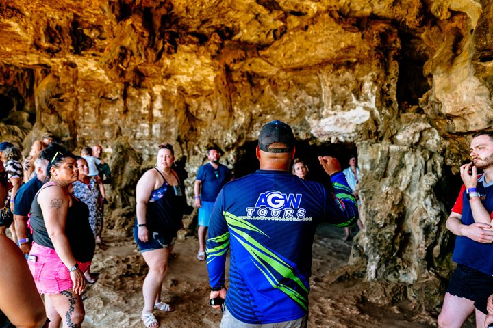 Aruba Jeep Tour: Natural Pool, Caves and Baby Beach Adventure