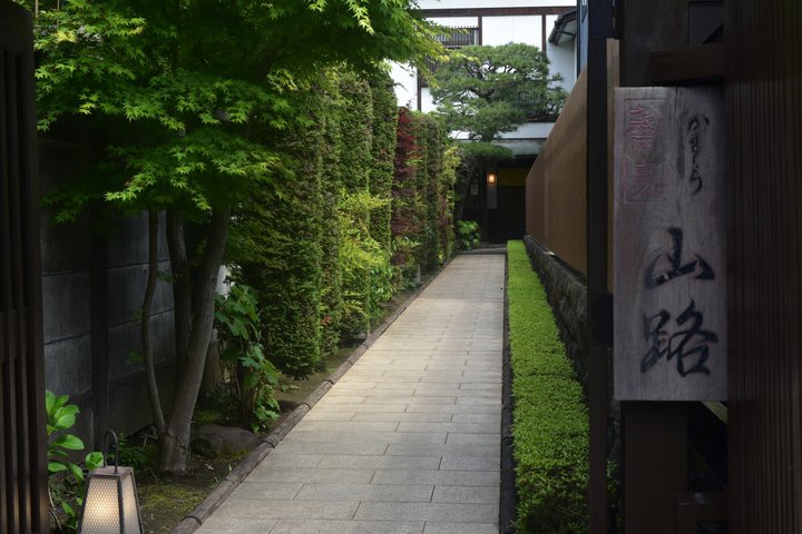 Kamakura Temples and Seaside Escape by Private Vehicle from Tokyo