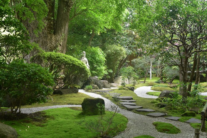 Kamakura Temples and Seaside Escape by Private Vehicle from Tokyo